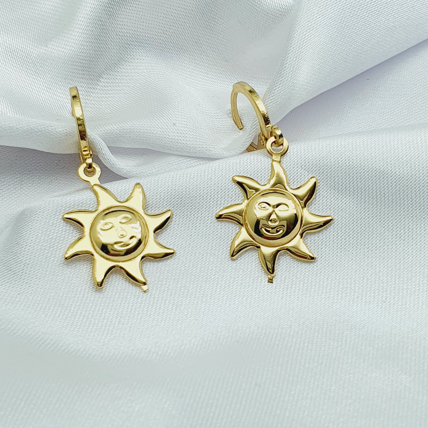 Brinco Sol Dourado com Rosto em Alto Relevo